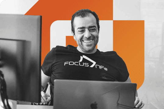 Imagem do CEO com a logo da Focus NFe ao fundo